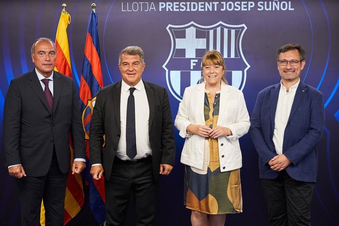 (E-D) El vicepresident del Bara, Rafa Yuste, el president, Joan Laporta, la consellera de Cultura, Natlia Garriga, i el secretari de Política Lingüística, Francesc Xavier Vila