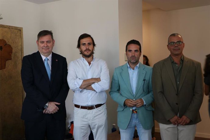 De izquierda a derecha Manuel Jiménez, presidente del Colegio de Administradores de Fincas; Carlos Pérez-Lanzac, presidente de AVVAPro ; el concejal de Turismo, Jacobo Florido y Gabriel Pérez, de Roomonitor