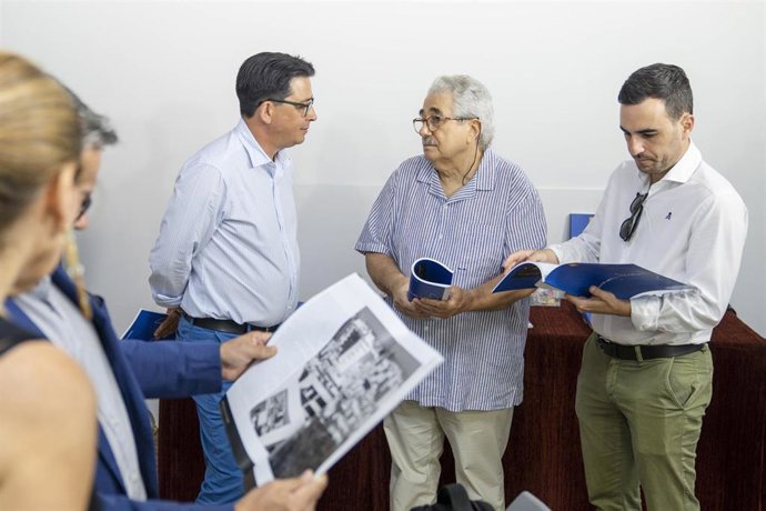 El diputado de Cultura y Cine, Manuel Guzmán, participa en la presentación del número 3 de la Revista D del Grupo Desencuadre