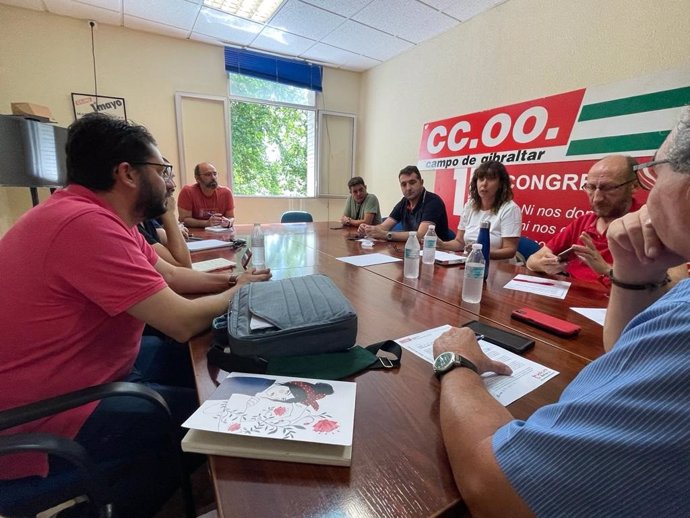 El coordinador provincial, Jorge Rodríguez y la diputada provincial, Carmen Álvarez, han trasladado su apoyo al comité de empresa de Sasemar y han visitado las instalaciones del centro de Tarifa