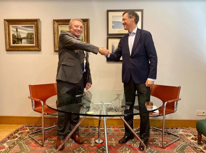 Francisco Pérez (Trichodex) y Javier Goñi (Grupo Fertiberia) firman un acuerdo de adquisición