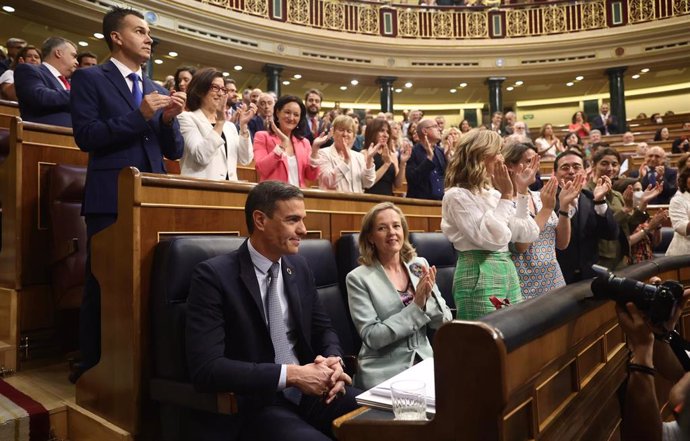 El presidente del Gobierno, Pedro Sánchez, y la vicepresidenta primera y ministra de Asuntos Económicos, Nadia Calviño, durante la primera jornada de la 26 edición del Debate sobre el Estado de la Nación.