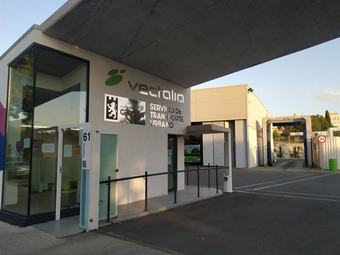Archivo - Oficinas de Vectalia en Cáceres donde se puede solicitar el bono joven para el transporte gratuito de autobús urbano