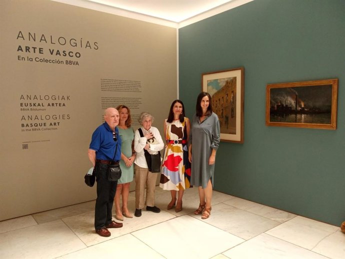 Los artistas Juan Ramón Luzuriaga y Mari Puri Herrero junto a Elisa Dorronsoro, Desirée Granda y María Luisa Barrio, de BBVA