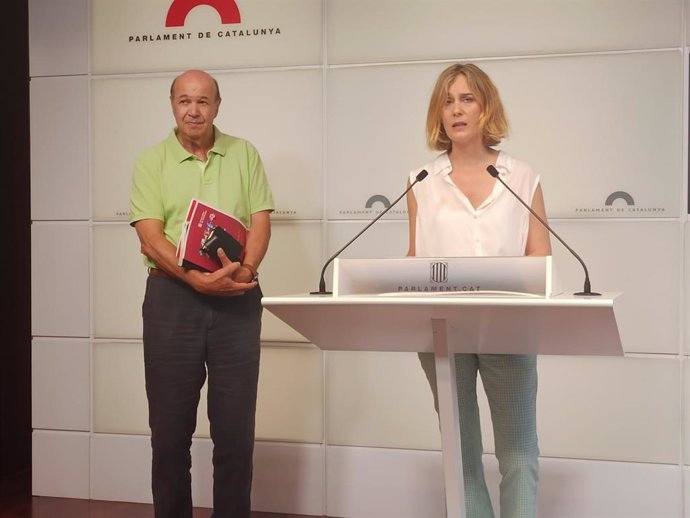 La líder de los comuns en el Parlament, Jéssica Albiach, y el diputado Joan Carles Gallego en rueda de prensa en la Cámara catalana