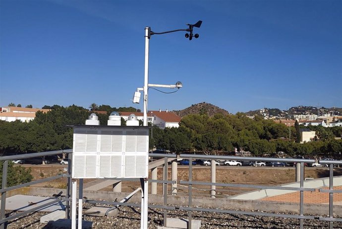 Un equipo de la UMA instala un nuevo sistema de vigilancia de los niveles de radiación UV y de exposición solar para mejorar la prevención del cáncer de piel entre la comunidad universitaria