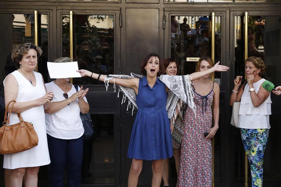 Archivo - Juana Rivas, a su salida de los juzgados de Granada en agosto de 2017.
