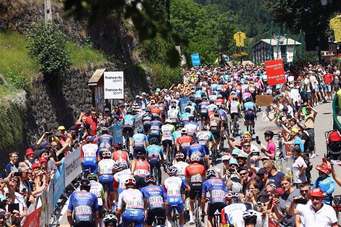 12 July 2022, France, Morzine: The pack rides during the tenth stage of the 109th edition of the Tour de France cycling race, a 148.5-kilometer-long medium-mountain stage from Morzine to Megeve. Photo: David Pintens/BELGA/dpa