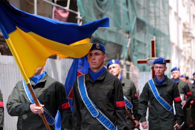 Archivo - Desfile militar de las fuerzas ucranianas en Kiev.