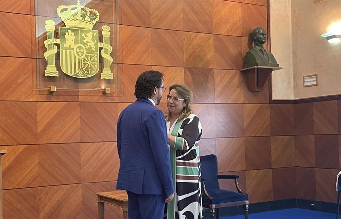 La delegada del Gobierno en Aragón, Rosa Serrano le coloca la medalla al Mérito Civil al jefe de sección de comunicaciones y redes informáticas de la Delegación del Gobierno en Aragón, Enrique Chapín.