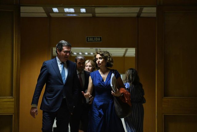 El presidente de la Confederación Española de Organizaciones Empresariales (CEOE), Antonio Garamendi, y la ministra de Hacienda y Función Pública, María Jesús Montero