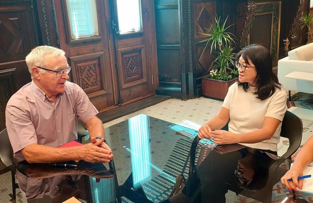 Imagen de la reunión entre el alcalde de València, Joan Ribó, y la representante del máximo accionista del Valencia CF, Layhoon Chan,  mantenida la pasada semana sobre el nuevo Mestalla.