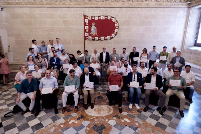 Durante el acto de presentación del nuevo sello arte sacro, se ha hecho también entrega de una placa con el nuevo sello a más de 40 de los casi 60 asociados de Arte Sacro.