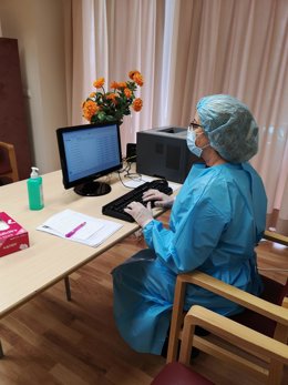 Archivo - Una profesional sanitaria emplea el sistema informático Diraya (Foto de archivo).