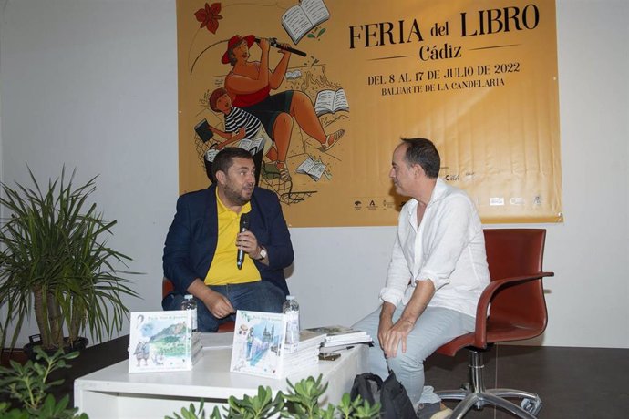 Jaime Armario y Arturo Redondo durante la presentación de dos nuevos número de 'Por la Sierra de Grazalema'