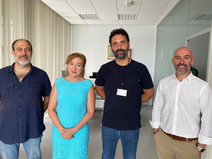 Isabel Gallardo, responsable de Innovación, Municipios Inteligentes y Transformación Digital de Diputación con el director de la ESI, Luis Lafuente, y el gerente de Epicsa, Antonio García Vázquez