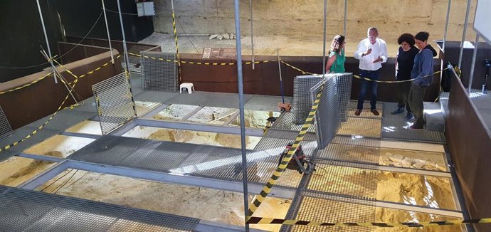 El alcalde de San Juan de Aznalfarache, Fernando Zamora, y la delegada de Turismo, María José Quesada, han visitado el centro para interesarse por el desarrollo de los trabajos.