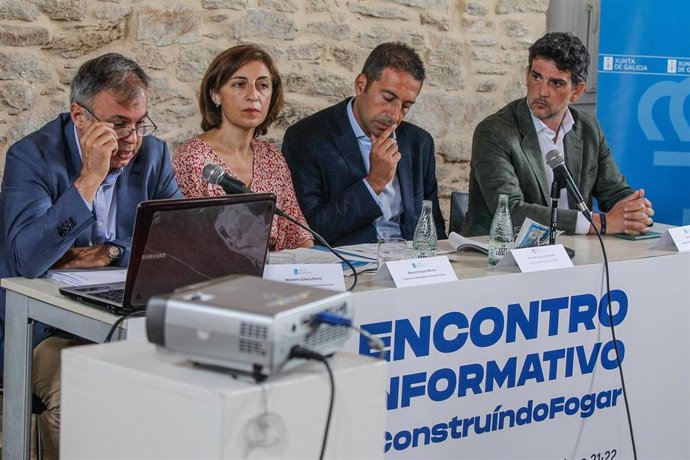 La conselleria de Medio Ambiente, Territorio e Vivenda, Ángeles Vázquez, en un encuentro informativo en Cervo (Lugo)