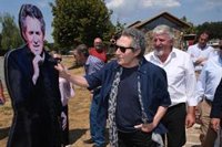 Miguel Ríos apadrina la senda 'Músicos en la naturaleza', un paseo de la fama a tamaño real de grupos y cantantes