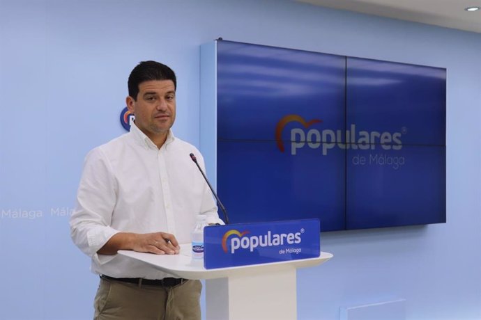 El vicesecretario de Política Municipal del PP de Málaga, Cristóbal Ortega, en rueda de prensa en la sede del PP de Málaga