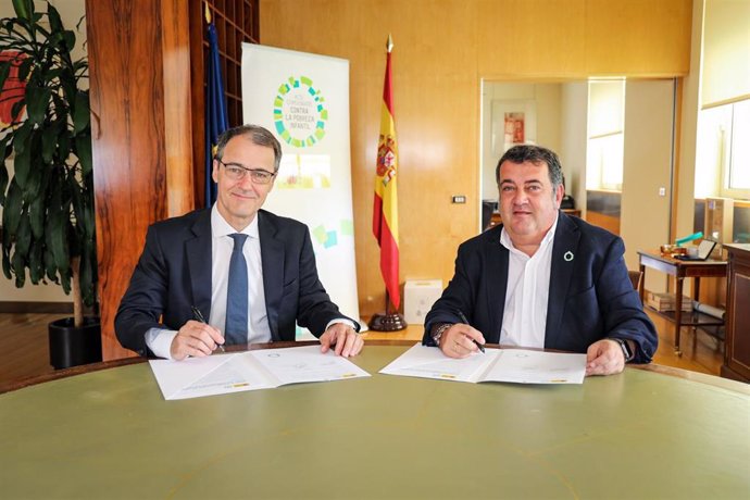 El director general de Coca-Cola Iberia, Juan Ignacio de Elizalde, junto al alto comisionado contra la Pobreza Infantil, Ernesto Gasco, firma la adhesión de la compañía a la Alianza País Pobreza Infantil Cero.