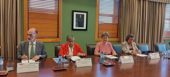 El presidente del Puerto de Vigo, Jesús Vázquez Almuíña; la conselleira do Mar, Rosa Quintana; la secretaria general de Pesca, Alicia Villauriz; y la responsable de Economía Azul de Puertos del Estado, Marta de la Hoz.