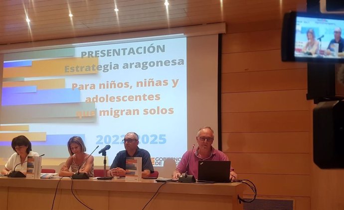 La gerente del IASS y el autor del documento, Chabier Gimeno, presentan la 'Estrategia aragonesa para niños, niñas y adolescentes que migran solos 2022-2025', junto a María José Bajén y Ángel Longás.