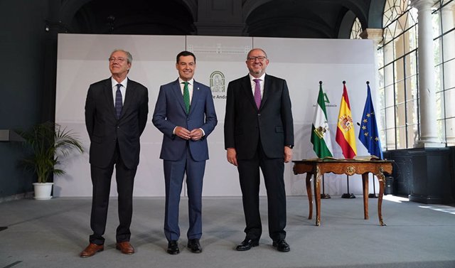 Juanma Moreno (centro), entre Rogelio Velasco y el nuevo rector de la UCO, Manuel Torralbo.