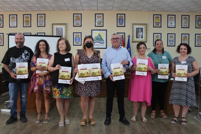 Presentación de la revista cultural 'Viñas Literarias' para conectar a creadores de contenidos de Axarquía con el público