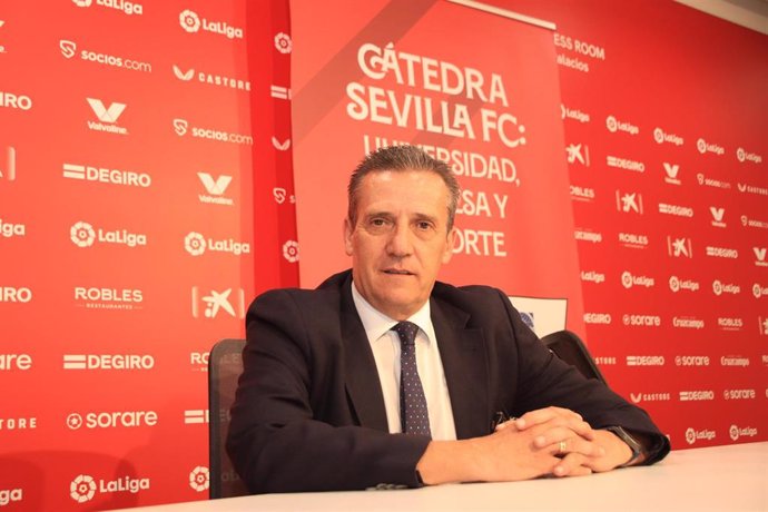 El director general del Sevilla FC José María Cruz en la inauguración del curso 'Derecho deportivo aplicado al fútbol', organizado por la Universidad Pablo de Olavide (UPO).