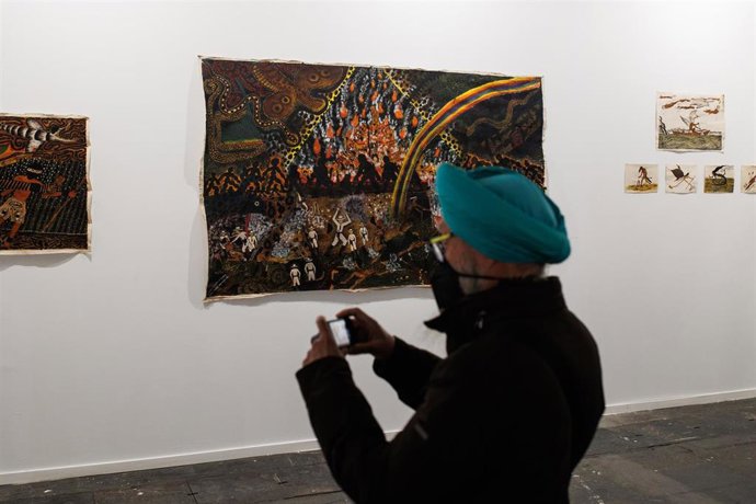 Archivo - Un hombre ante un cuadro en la feria ARCO.