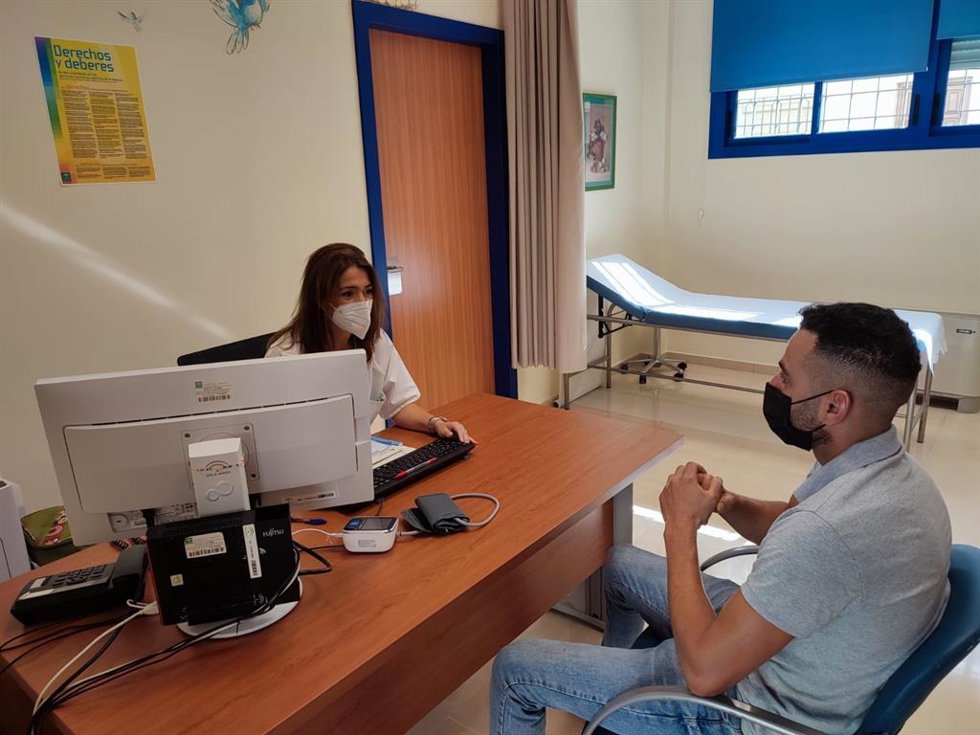 Un paciente es atendido en la Consulta de Acogida de Enfermería del Área Sanitaria Norte-Antequera de Málaga
