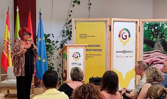 La secretaria general del la FAMP, Teresa Muela, durante su intervención en la jornada celebrada en Huétor Tájar (Granada).