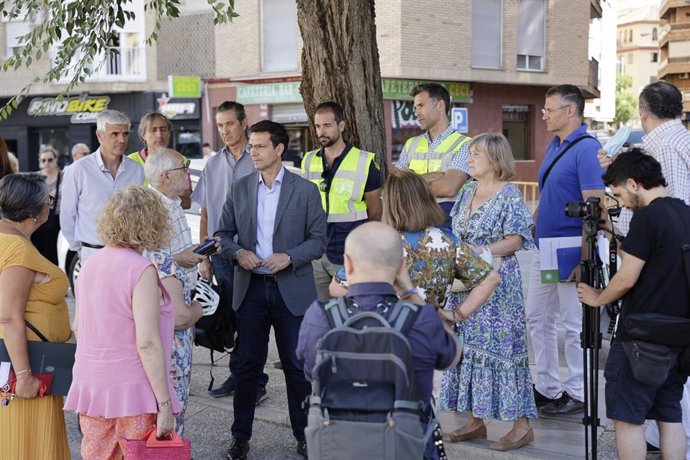 Visita del alcalde de Granada a la calle Arabial.