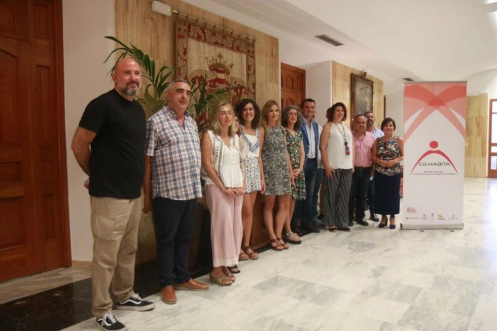 El alcalde (con chaqueta azul) con representantes de las organizaciones integradas en la Red Co-Habita.