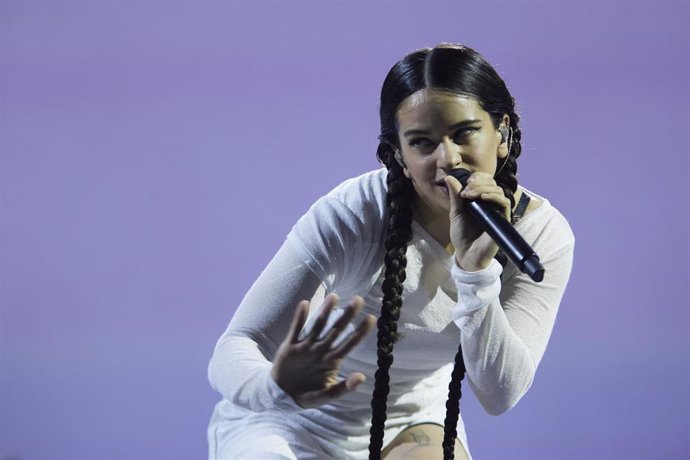 Imagen de archivo de la cantante catalana Rosalía en su gira 'Motomami Tour' en el Estadio de la Cartuja de Sevilla