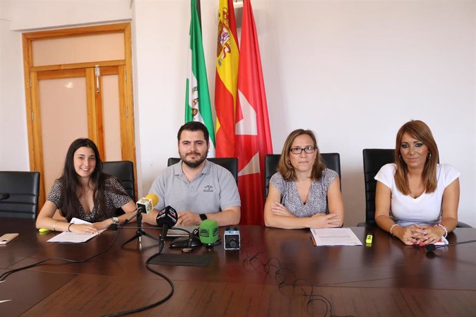 El concejal-delegado de Empleo, José Manuel Contreras, junto a la concejal-delegada de Bienestar Social, Sandra Pérez, y las técnicas municipales Laura Aguilar y Loreto Riquelme, en la rueda de prensa.