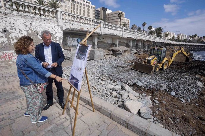 El consejero Sebastián Franquis supervisa las obras de la Avenida Marítima