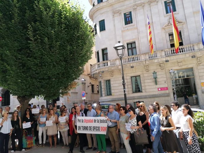 La diputada de Cs Patricia Guasp en la protesta de los abogados del turno de oficio