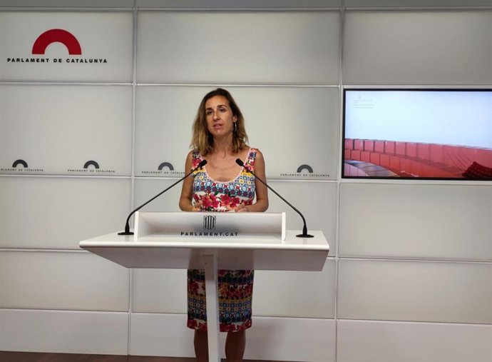 La diputada de la CUP en al Parlament Laia Estrada en rueda de prensa en la Cámara catalana