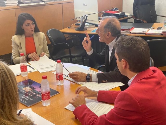 Reunión de Macarena Olona con el gerente del Palacio de Exposiciones y Congresos granadino, Francisco Barranco.