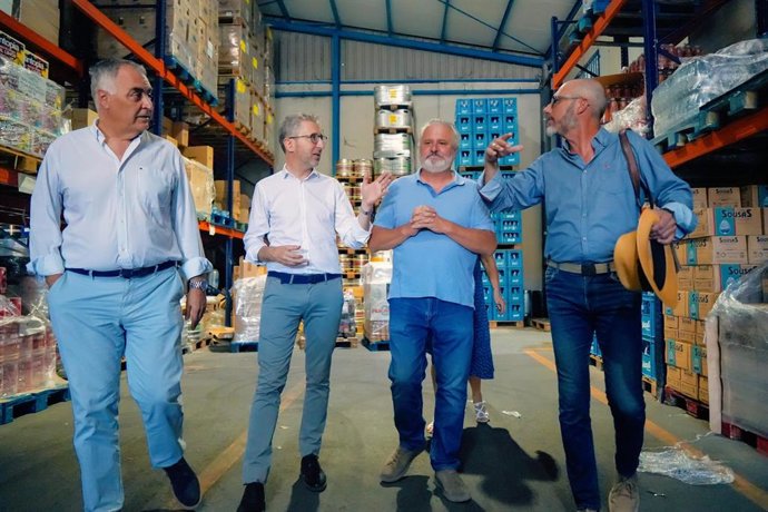 El conseller de Hacienda y Modelo Económico, Arcadi España, (segundo por la izquierda) en su visita a la Vega Baja