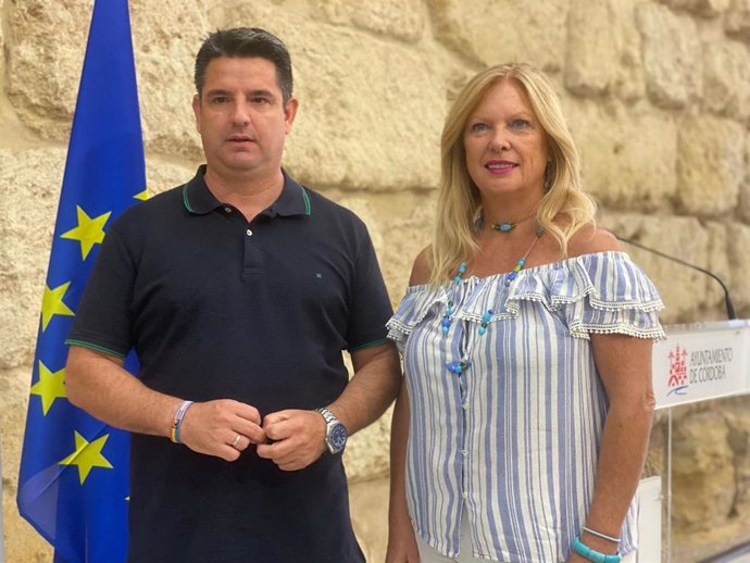 Pedro García y Cristina Pedrajas, en el Ayuntamiento.