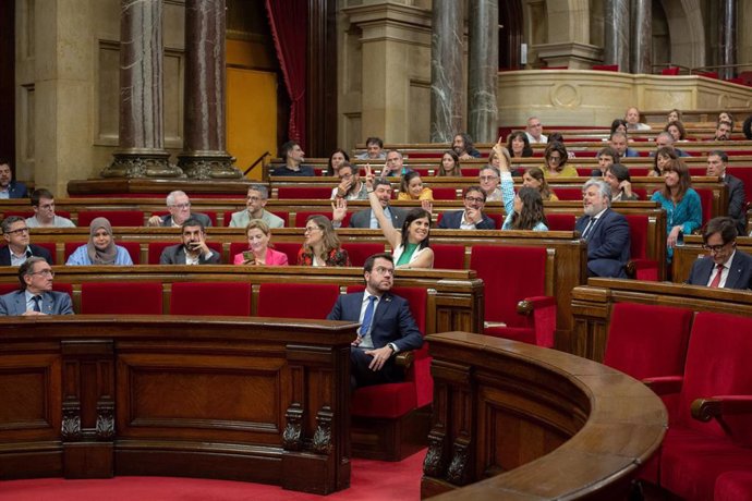 El presidente de la Generalitat, Pere Aragons, durante las votaciones en un pleno en el Parlament.
