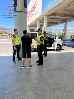 Momento de la detención en el aeropuerto de Palma.