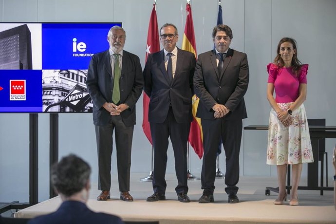Julio Gómez-Pomar, Gonzalo Garland, David Pérez y Silvia Roldán en el acto de la firma del convenio entre IE University y Metro de Madrid.