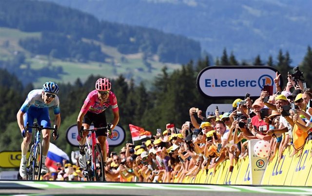 Australian cyclist Nick Schultz of BikeExchange-Jayco and Danish cyclist Magnus Cort Nielsen of EF Education-EasyPost sprint towards teh finish line of the tenth stage of the 109th edition of the Tour de France cycling race