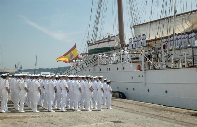 Militares marineros esperan la llegada del buque Juan Sebastián Elcano a la Escuela Naval Militar de Marín, a 12 de julio de 2022, en Marín, Pontevedra, Galicia (España). El buque escuela Juan Sebastián de Elcano, el barco insignia de la Armada Española