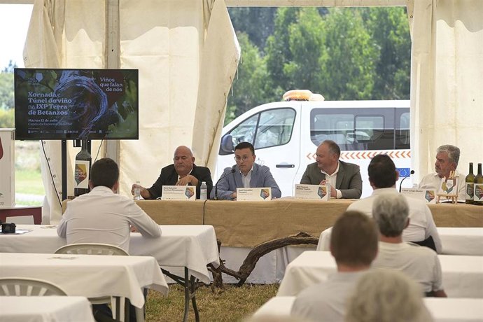 El conselleiro de Medio Rural, José González, participa en la 'Xornada e Túnel do Viño'.