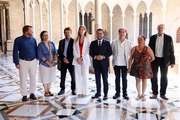 El president de la Generalitat, Pere Aragons, i la consellera Victria Alsina amb membres de la Comissió de la Veritat de Colmbia